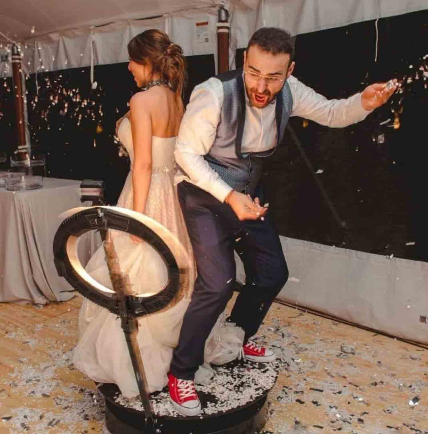 Plataforma-360-novios-divertidos Novios en slow motion en plataforma de vídeo 360 en evento en Madrid